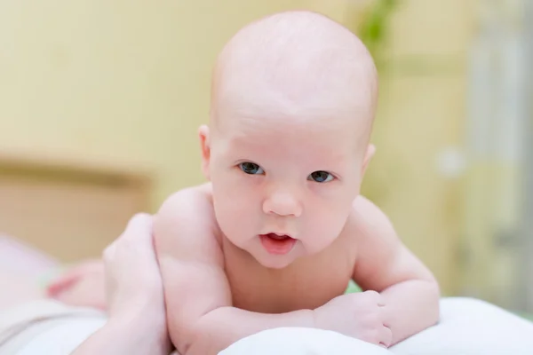 Baby ruht auf der Brust der Mutter und schaut in die Kamera — Stockfoto