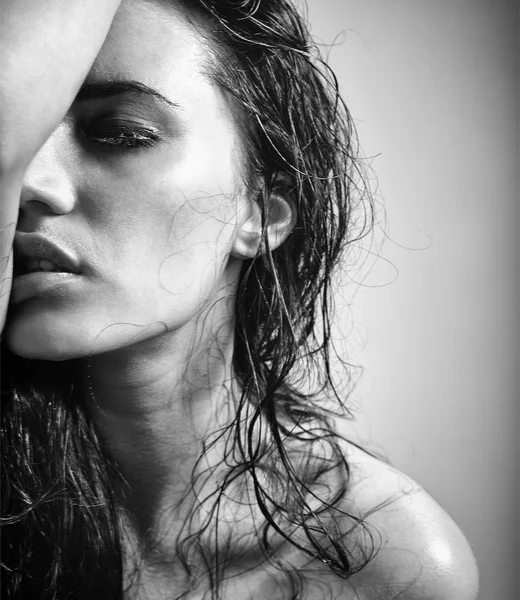 Gri çekici esmer kız portresi