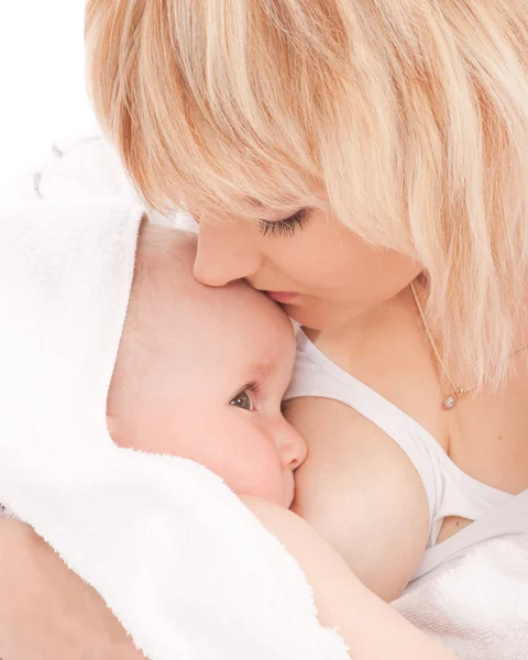 Mãe amamentando seu bebê recém-nascido menina — Fotografia de Stock