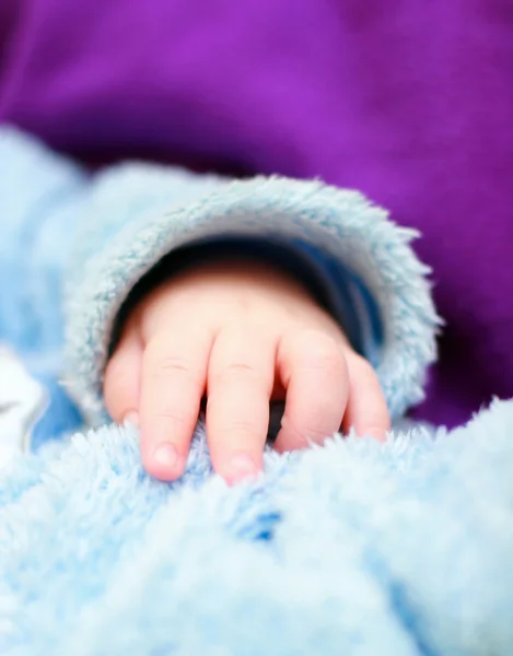 Barnets hand på kläder — Stockfoto