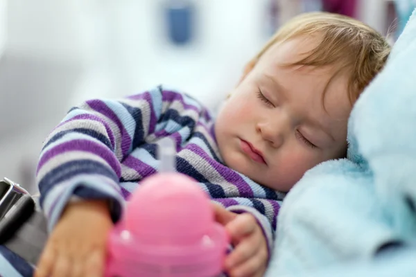 Mother and sleeping two year old baby girl travel on airplane — Stock Photo, Image