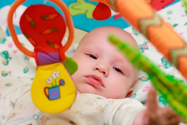 Bebek oyuncakları ile oynarken. Küçük çocuk oyuncak parmak tarafından dokunmadan.