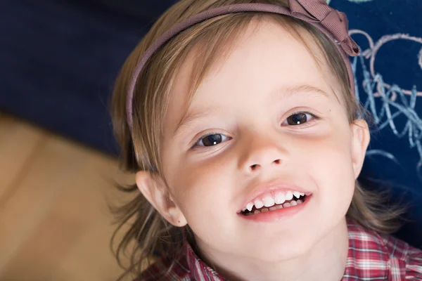 Porträt eines fröhlichen kleinen Mädchens mit skizzierter Tafel — Stockfoto