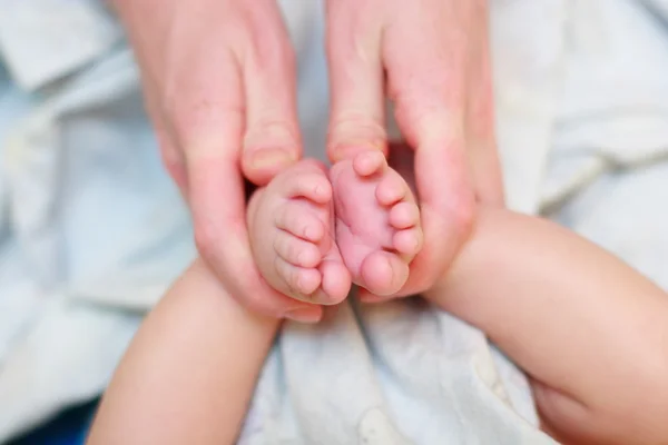 Moeder zachtjes masseren baby — Stockfoto