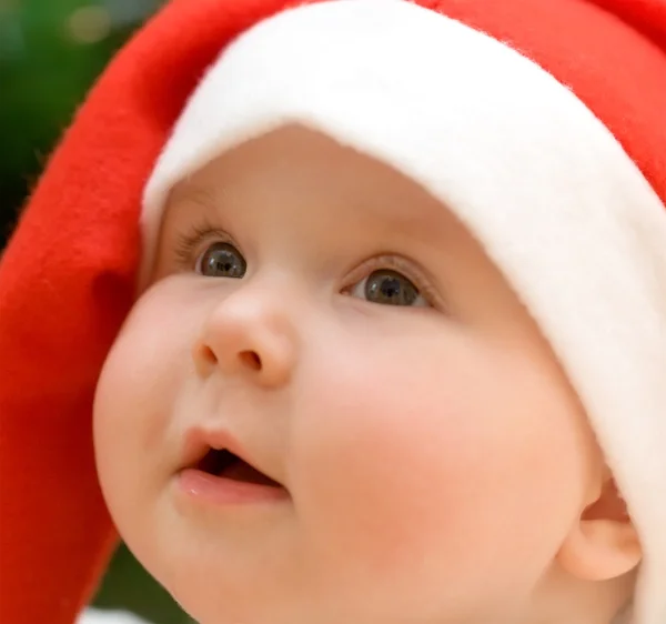 Dziewczynka w czerwonym kapeluszu santa — Zdjęcie stockowe