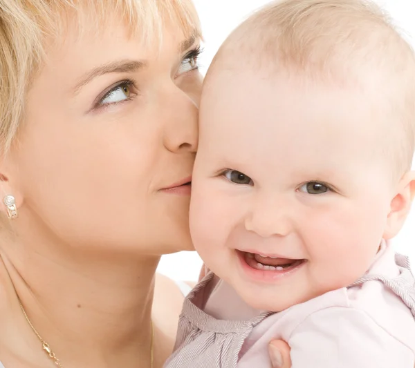 Madre beso su bebé niña y soñando —  Fotos de Stock