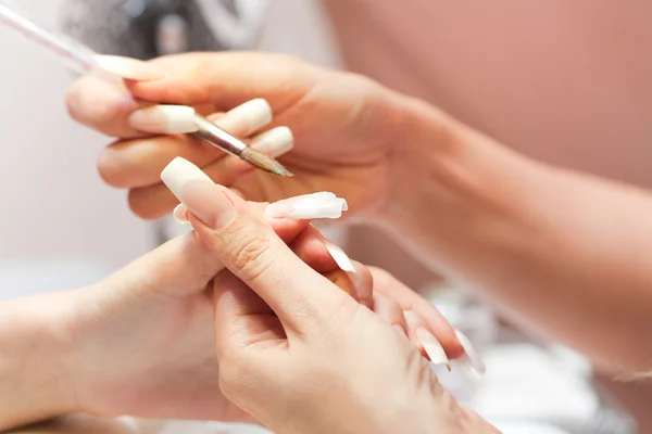 Étape de manucure : modélisation de l'ongle avec de l'acrylique — Photo