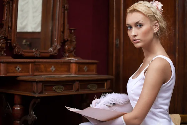 Portrait de belle jeune femme écrire un document avec plume — Photo