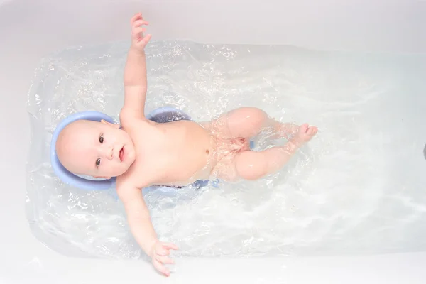 Baby in Badewanne — Stockfoto