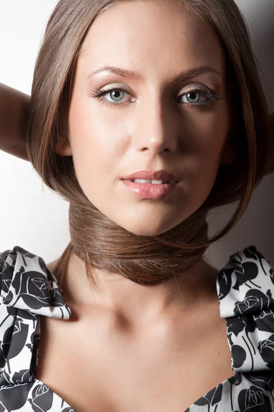 Retrato de chica atractiva envolver el pelo alrededor de su cuello —  Fotos de Stock