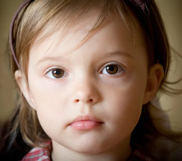 Retrato de una niña pequeña con nudo de arco en la cabeza — Foto de Stock