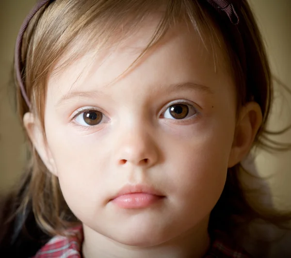 Portrait d'une petite fille avec nœud papillon sur la tête — Photo