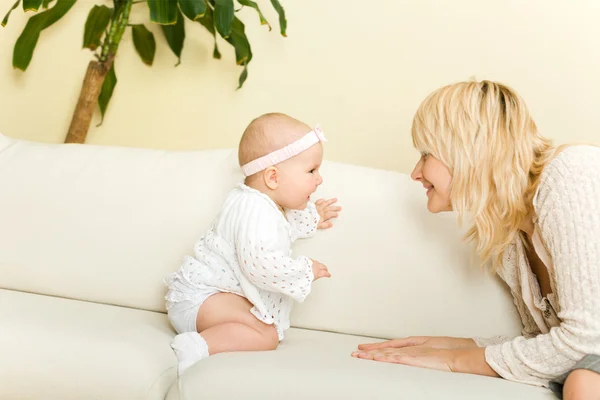 Mother play with daughter — Stock Photo, Image