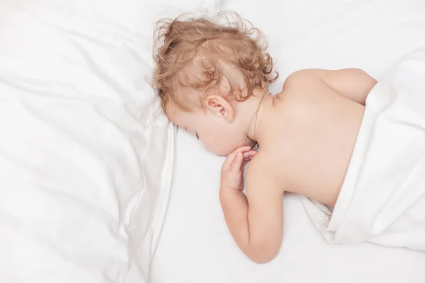 Erholsames zweijähriges Mädchen schläft im Bett — Stockfoto
