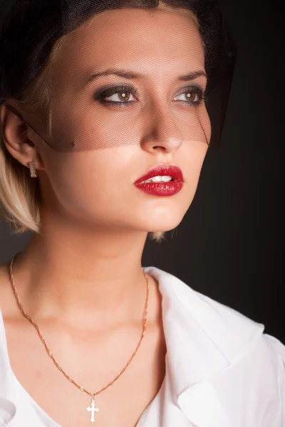 Portrait de femme de style rétro en chemisier blanc et voile noir — Photo