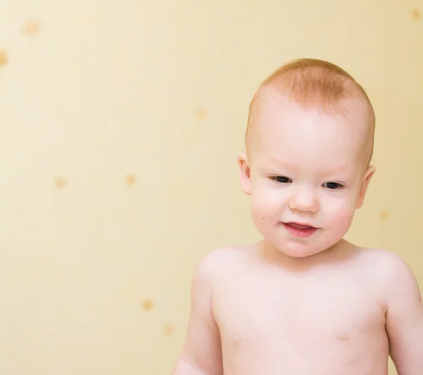 Godendo bambino stand sul letto — Foto Stock