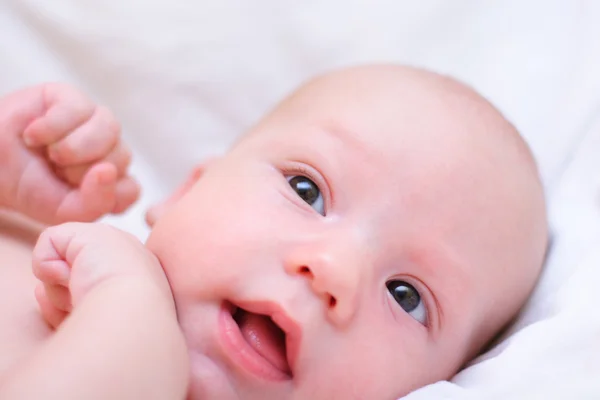 Pequeño sueño de bebé. Cabeza con brazos de cerca —  Fotos de Stock