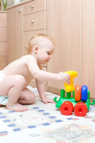 Baby spielen mit Spielzeug im Zimmer — Stockfoto