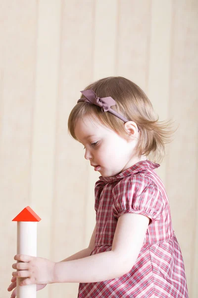 Retrato de uma menina construindo torre de brinquedo — Fotografia de Stock