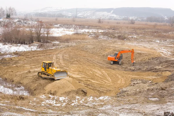 Graafmachine en de bulldozer bereiden platform — Stockfoto