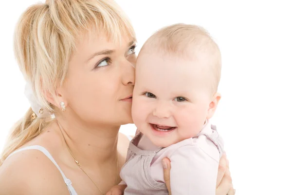 Äiti suudella hänen vauva tyttö ja haaveilee — kuvapankkivalokuva