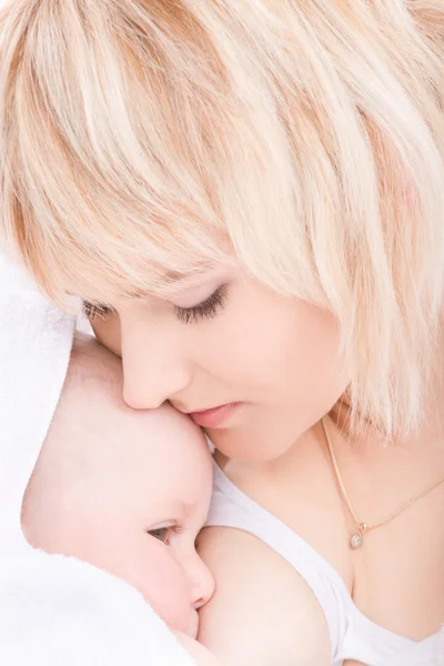 Mère baiser et allaiter son bébé fille — Photo