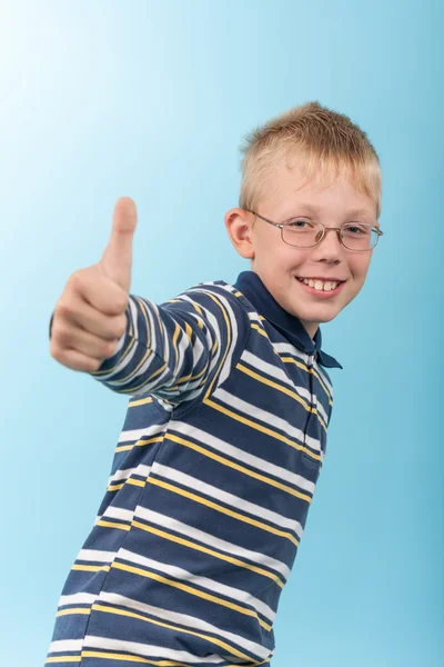 Sonriente adolescente mostrar pulgar hacia arriba signo — Foto de Stock