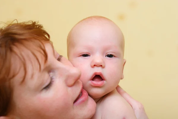 Mama delikatnie trzymając dziecko w ręce — Zdjęcie stockowe