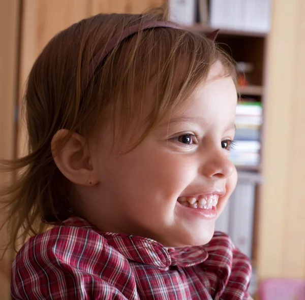 Retrato de una niña alegre —  Fotos de Stock