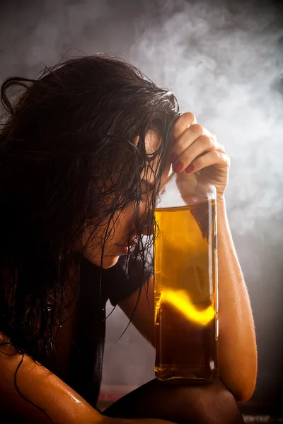 Portrait de belle femme avec bouteille de boisson alcoolisée — Photo