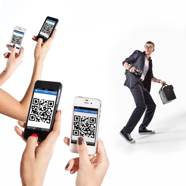 Tarama Qr-code fotoğrafçı t-shirt üzerinde telefonları ile kız