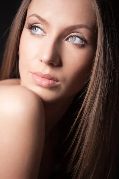 Portrait of attractive brown-haired girl — Stock Photo, Image