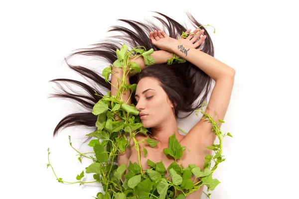 Joven hermosa mujer desnuda con hojas de hiedra verde envueltos alrededor —  Fotos de Stock