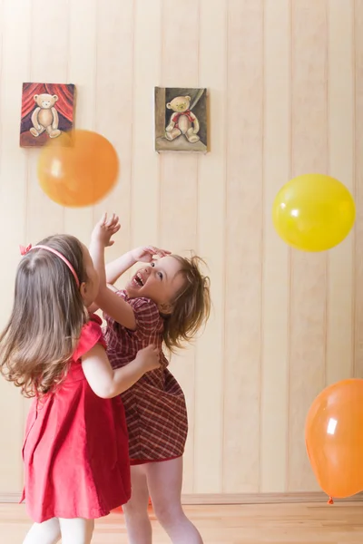 Porträt zweier kleiner Mädchen, die mit luftigen Bällen spielen — Stockfoto