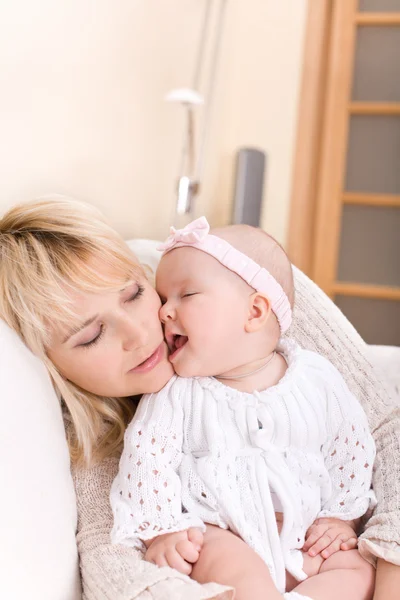Bebê menina beijo mãe — Fotografia de Stock