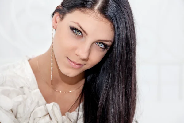 Portrait of attractive brunette teenage girl — Stock Photo, Image