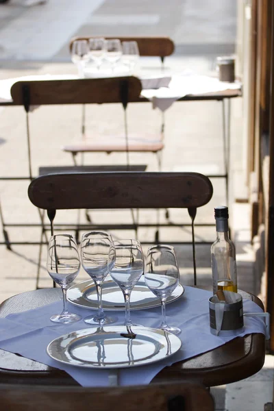 Glas på bordet i café — Stockfoto