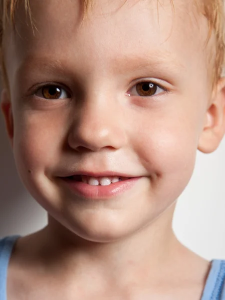 Портрет улыбающегося счастливого мальчика — стоковое фото