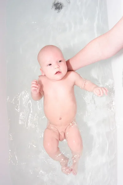 妈妈洗婴儿浴 — 图库照片