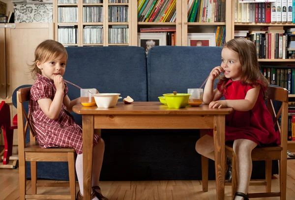 Deux petites filles souriantes — Photo