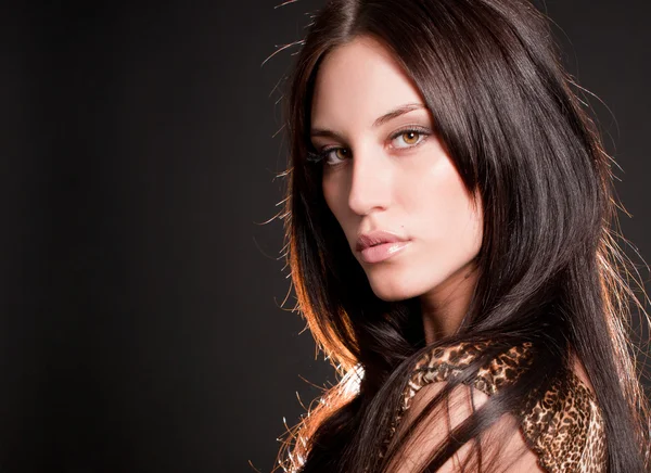 Porträtt av attraktiv brunett sexig tjej — Stockfoto