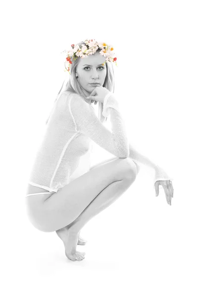 Černá & bílý obrázek krásné blond v barevné věnec — Stock fotografie
