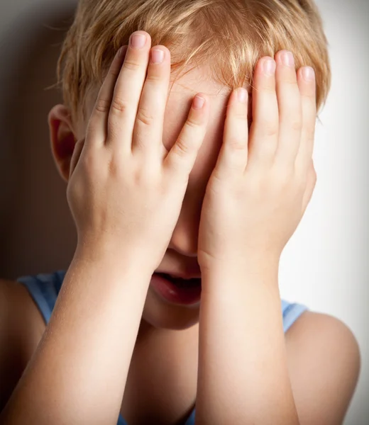 Retrato de niño llorando triste — Foto de Stock