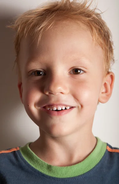 Retrato de sorrir menino feliz — Fotografia de Stock