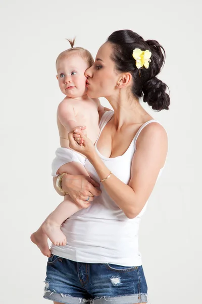 Mãe brincando com sua filha — Fotografia de Stock