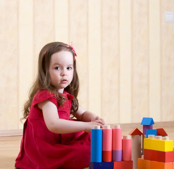 Porträt eines kleinen Mädchens beim Spielen — Stockfoto