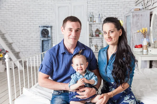 La familia está lista para salir de casa a dar un paseo. — Foto de Stock