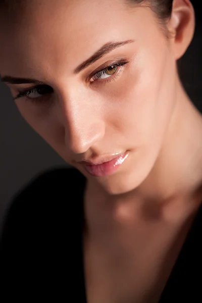Ritratto di attraente ragazza bruna malinconica su nero — Foto Stock