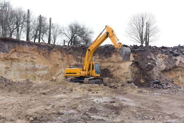 Gele graafmachine op het werk — Stockfoto