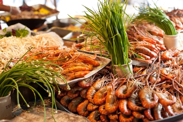 伝統的なタイ料理と新鮮な魚介類の食材 — ストック写真